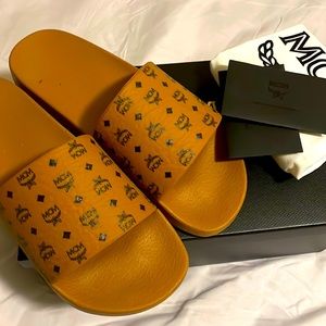 Mcm men slides size 8(41)